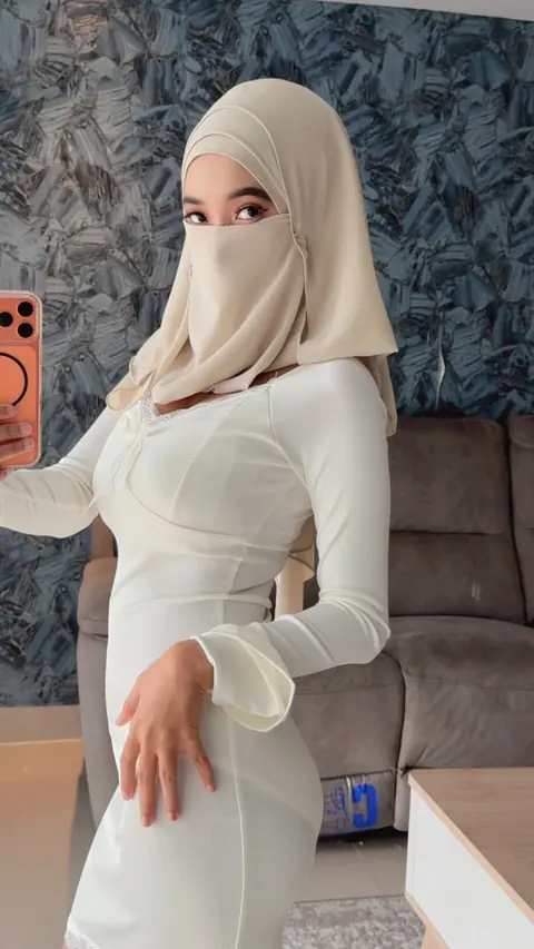 Arab Woman with Big Natural Tits Poses Nude – photo 6 of 20