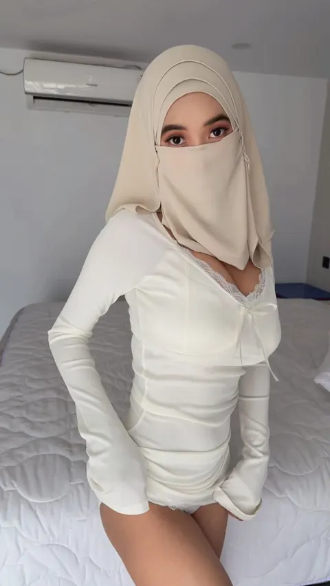 Arab Woman with Big Natural Tits Poses Nude – photo 4 of 20