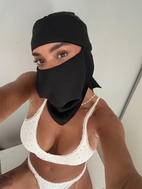 Curvy Arab Woman with Big Tits Forms a Heart with Her Fingers – photo 12 of 20