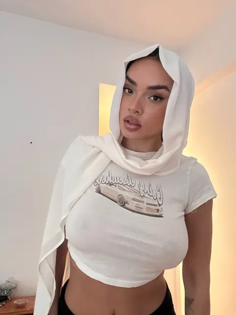 Curvy Arab Woman with Big Tits Forms a Heart with Her Fingers – photo 2 of 20