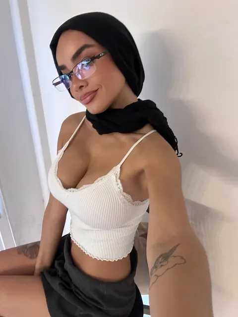 Curvy Arab Woman with Big Tits Forms a Heart with Her Fingers – photo 14 of 20