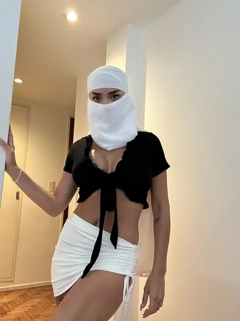 Curvy Arab Woman with Big Tits Forms a Heart with Her Fingers – photo 18 of 20