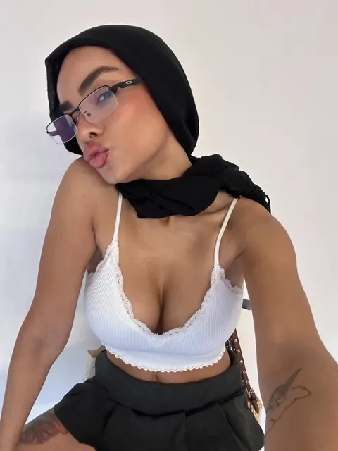 Curvy Arab Woman with Big Tits Forms a Heart with Her Fingers – photo 17 of 20