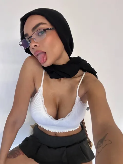 Curvy Arab Woman with Big Tits Forms a Heart with Her Fingers – photo 19 of 20