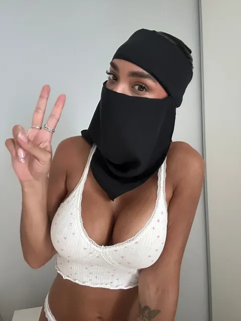 Curvy Arab Woman with Big Tits Forms a Heart with Her Fingers – photo 9 of 20