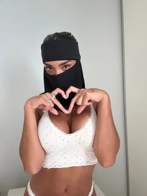 Curvy Arab Woman with Big Tits Forms a Heart with Her Fingers – photo 10 of 20