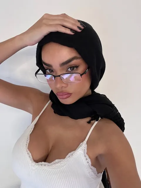 Curvy Arab Woman with Big Tits Forms a Heart with Her Fingers – photo 16 of 20