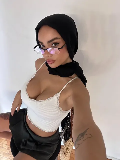 Curvy Arab Woman with Big Tits Forms a Heart with Her Fingers – photo 15 of 20