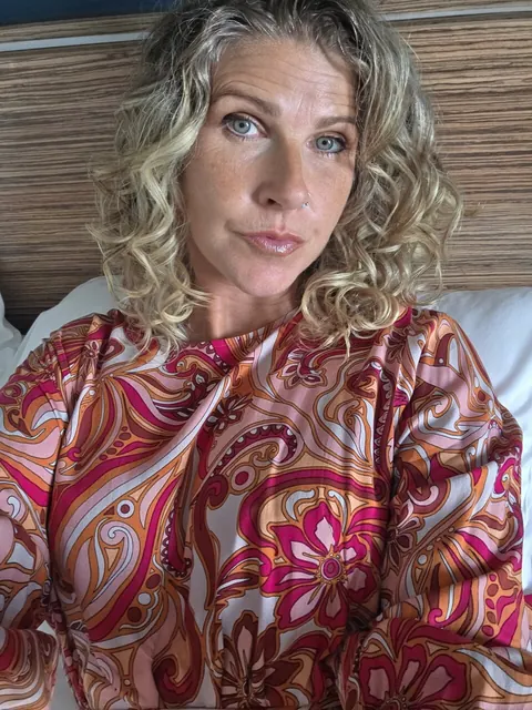 MILF with Curly Hair Takes Nude Mirror Selfies – photo 4 of 10