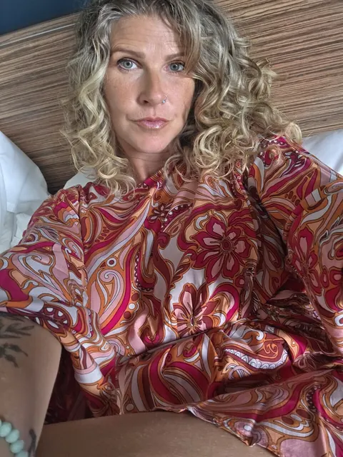 MILF with Curly Hair Takes Nude Mirror Selfies – photo 1 of 10