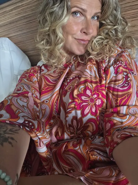 MILF with Curly Hair Takes Nude Mirror Selfies – photo 2 of 10