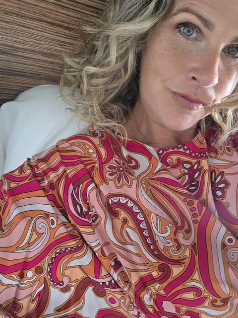 MILF with Curly Hair Takes Nude Mirror Selfies – photo 3 of 10