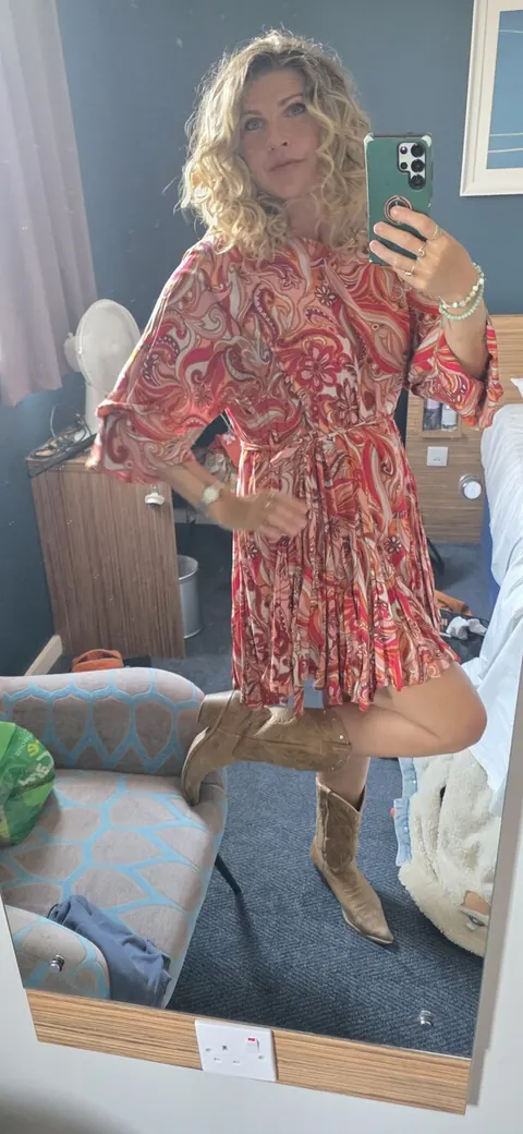 MILF with Curly Hair Takes Nude Mirror Selfies – photo 10 of 10