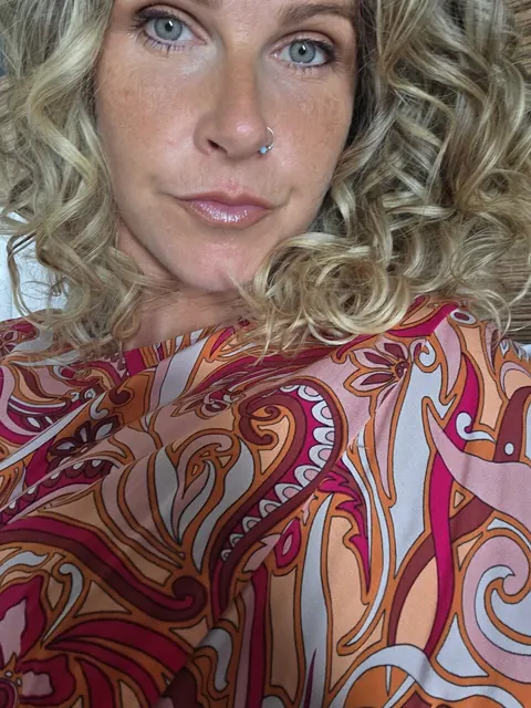 MILF with Curly Hair Takes Nude Mirror Selfies – photo 8 of 10