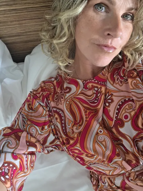 MILF with Curly Hair Takes Nude Mirror Selfies – photo 9 of 10