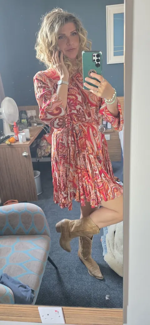 MILF with Curly Hair Takes Nude Mirror Selfies – photo 7 of 10