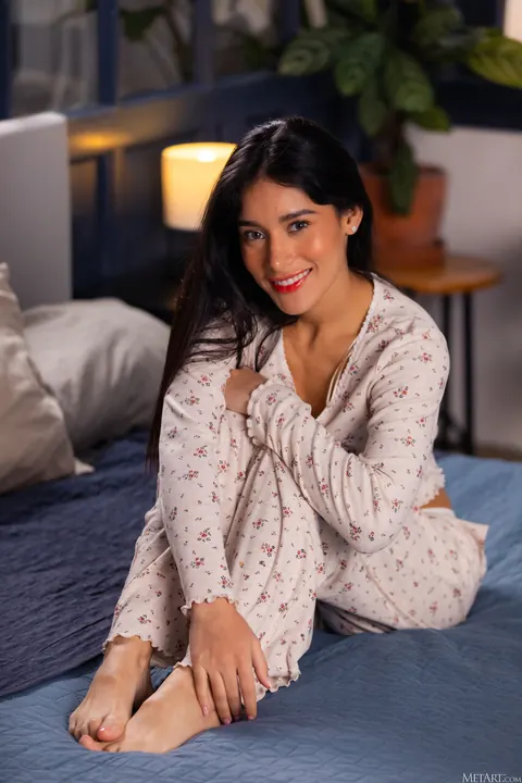 Carolina Guerrero: Colombian Brunette with Natural Tits Poses Nude in the Bedroom – photo 2 of 21