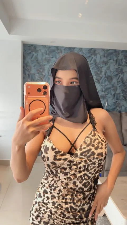 Arab Woman with Big Tits Takes Selfies in Lingerie – photo 9 of 20
