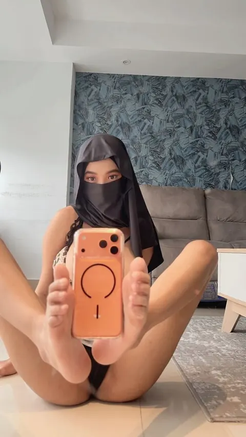 Arab Woman with Big Tits Takes Selfies in Lingerie – photo 16 of 20