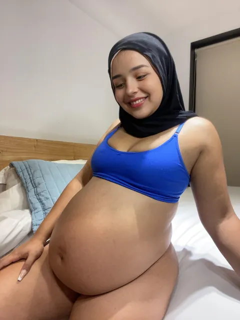 Arab BBW Shows Her Huge Pregnant Belly – photo 12 of 12