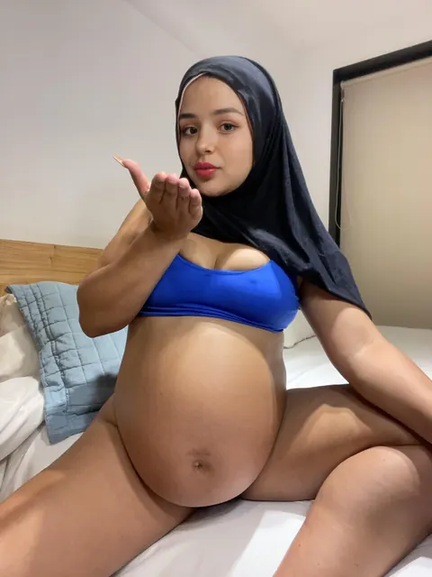Arab BBW Shows Her Huge Pregnant Belly – photo 3 of 12