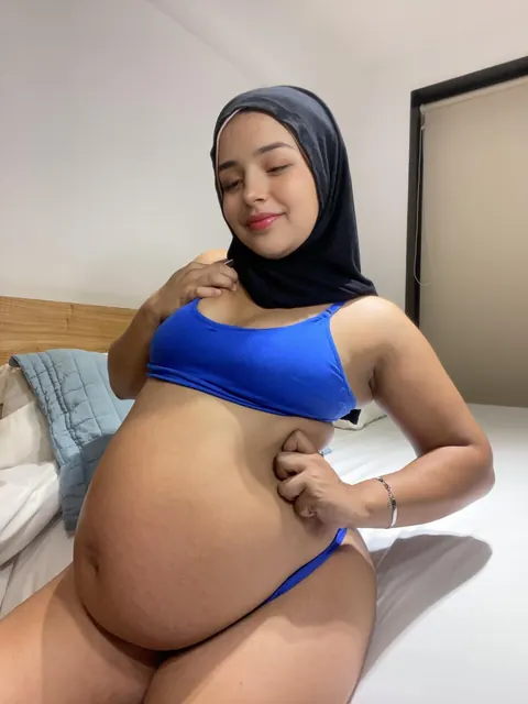 Arab BBW Shows Her Huge Pregnant Belly – photo 4 of 12