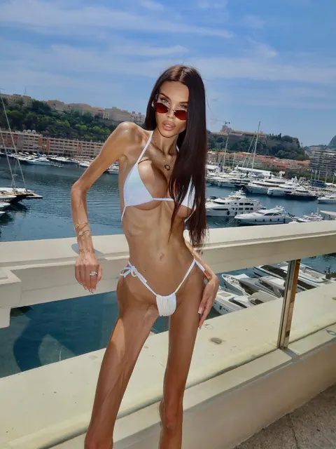 Tall Slim Babe with Big Tits Poses in a Bikini, Skirt and Heels – photo 9 of 10