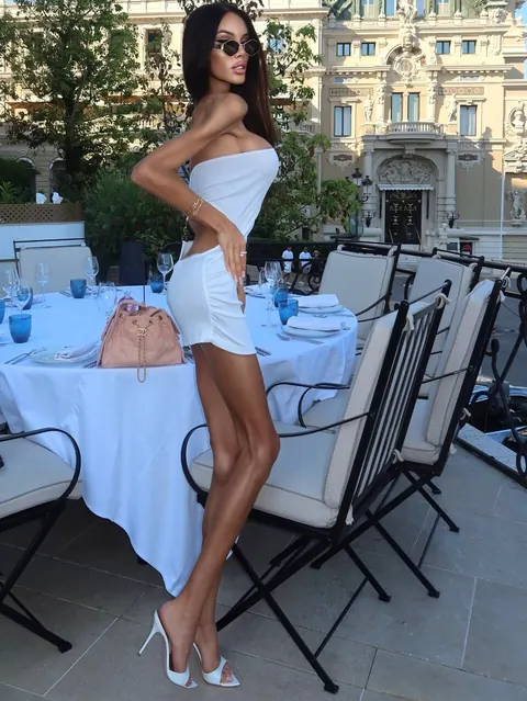 Tall Slim Babe with Big Tits Poses in a Bikini, Skirt and Heels – photo 1 of 10