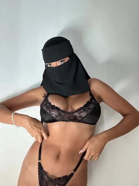 Arab BBW Shows Her Big Tits in Lingerie – photo 18 of 20