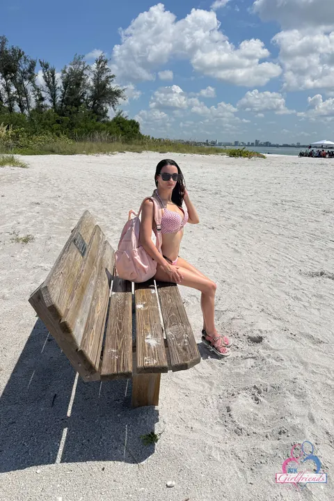 Amateur Shows Flexibility on the Beach and Takes a Creampie – photo 2 of 21