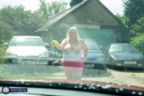 Ebony MILF Poses Nude and Shows Her Massive Ass by the Car – photo 12 of 21