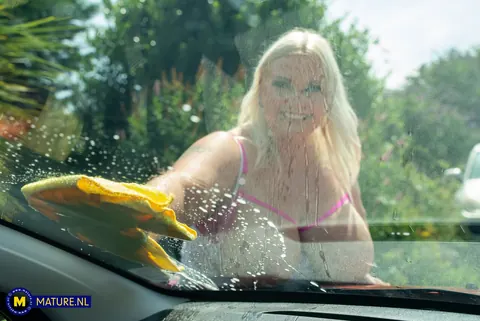 Ebony MILF Poses Nude and Shows Her Massive Ass by the Car – photo 11 of 21