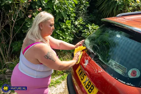 Ebony MILF Poses Nude and Shows Her Massive Ass by the Car – photo 10 of 21