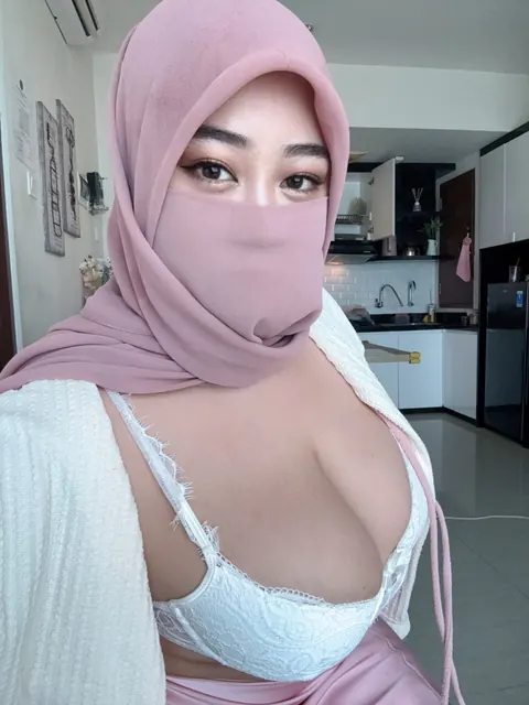 Arab BBW with Big Tits Reveals Her Curves in Lingerie – photo 9 of 20