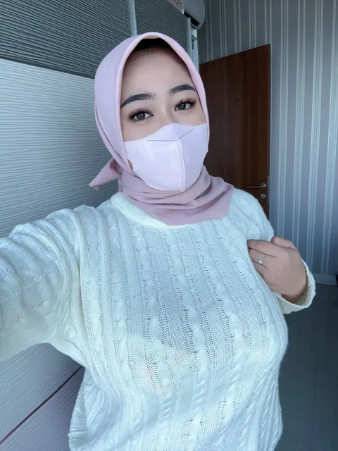 Arab BBW with Big Tits Poses Clothed and Shows Her Curves – photo 9 of 20