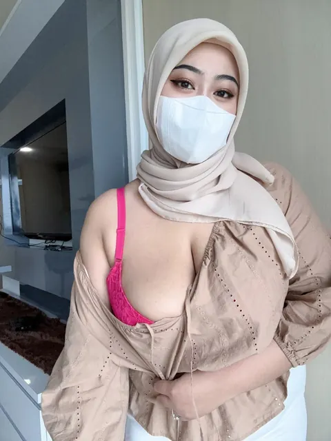 Arab BBW with Big Tits Poses Clothed and Shows Her Curves – photo 11 of 20