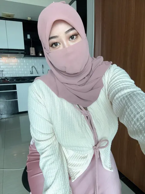 Arab BBW with Big Tits Poses Clothed and Shows Her Curves – photo 10 of 20