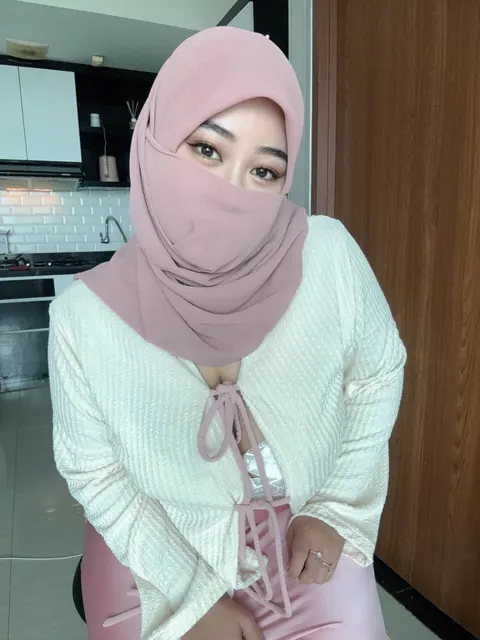 Arab BBW with Big Tits Poses Clothed and Shows Her Curves – photo 4 of 20
