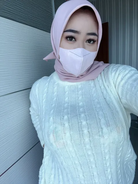 Arab BBW with Big Tits Poses Clothed and Shows Her Curves – photo 17 of 20