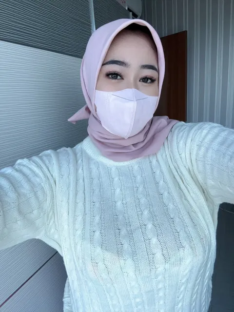 Arab BBW with Big Tits Poses Clothed and Shows Her Curves – photo 8 of 20