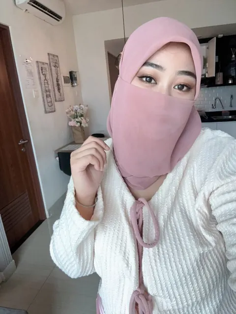 Arab BBW with Big Tits Poses Clothed and Shows Her Curves – photo 20 of 20