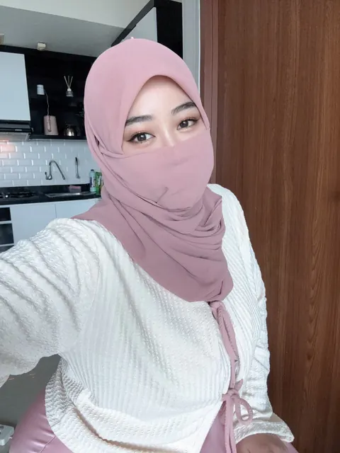 Arab BBW with Big Tits Poses Clothed and Shows Her Curves – photo 2 of 20
