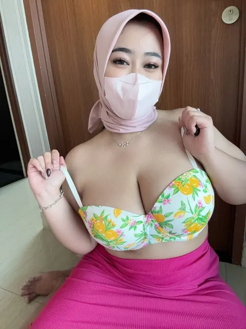 Curvy Arab Woman Frees Big Tits and Shows Off Her Body – photo 16 of 20