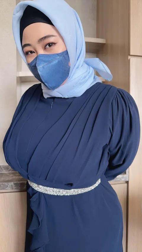 Arab BBW with Big Natural Tits Reveals Her Knockers in Panties – photo 3 of 20