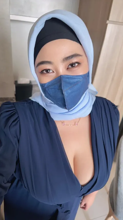 Arab BBW with Big Natural Tits Reveals Her Knockers in Panties – photo 6 of 20