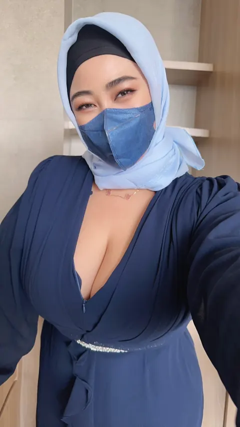 Arab BBW with Big Natural Tits Reveals Her Knockers in Panties – photo 4 of 20