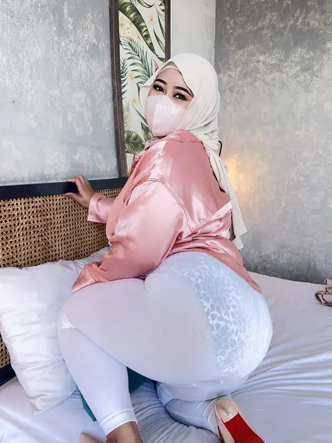 Arab BBW with Big Tits Poses in a Skirt – photo 7 of 20