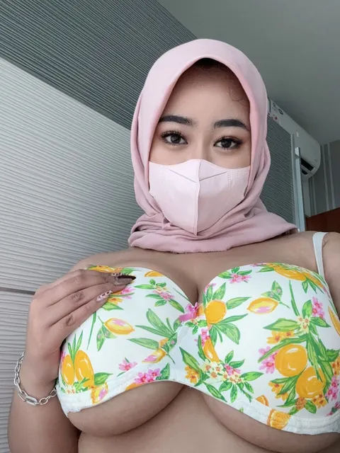 Curvy Asian Arab Babe with Big Natural Tits Poses Nude – photo 13 of 20