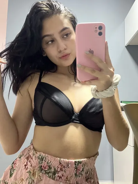 Slim Curvy Latina Poses in Lingerie for Selfies – photo 11 of 20