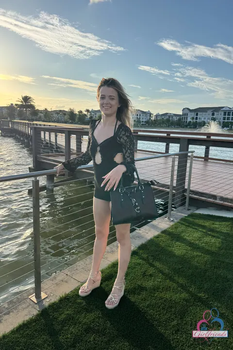 Nicole Nichols: Petite Blonde Shows Her Feet on a Public Beach – photo 20 of 21